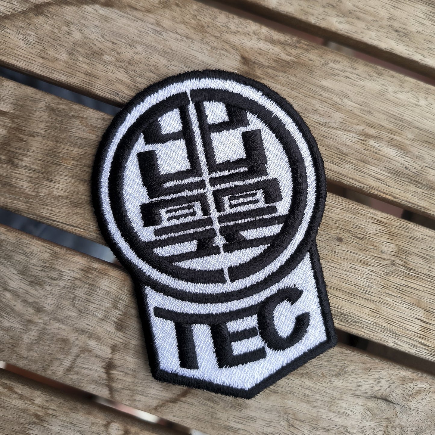 Parche Bordado Anime Kaiju Logo TEC - Valkynea