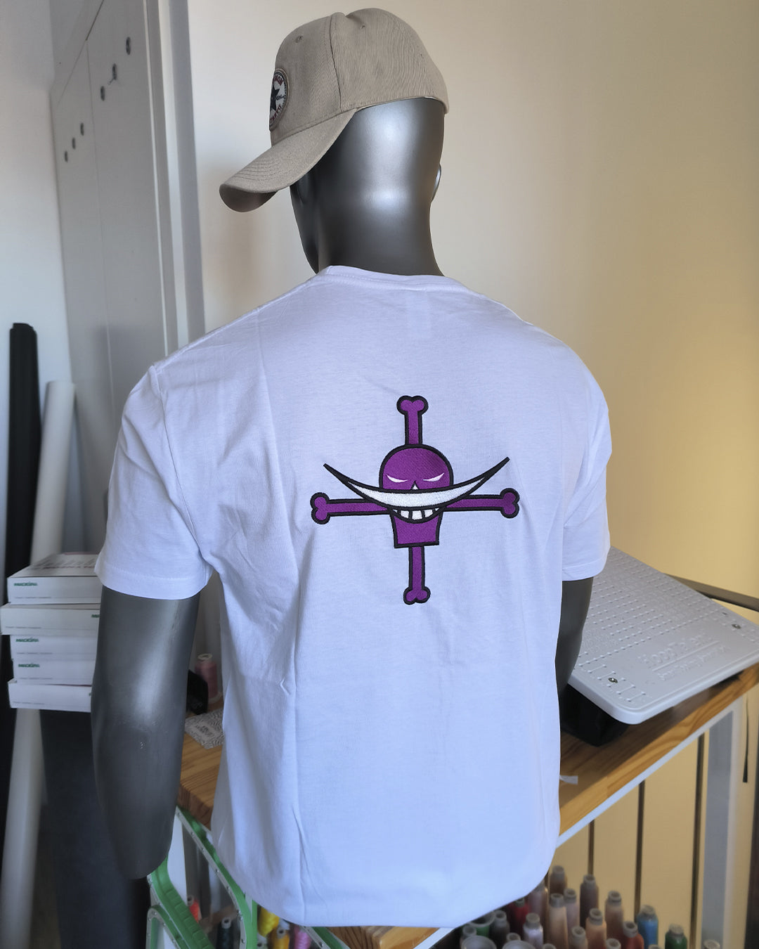 Camiseta Bordada One Piece Ace Tripulación Barba Blanca - Valkynea